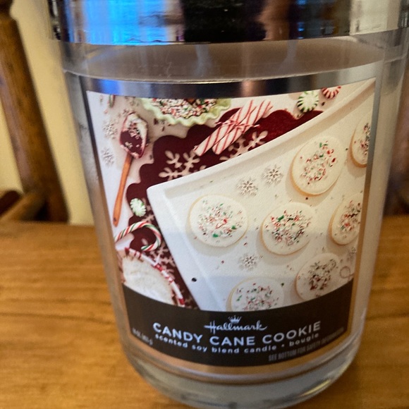 New Hallmark Candy Cane Cookie 3 Wick Scented candle - Picture 2 of 6